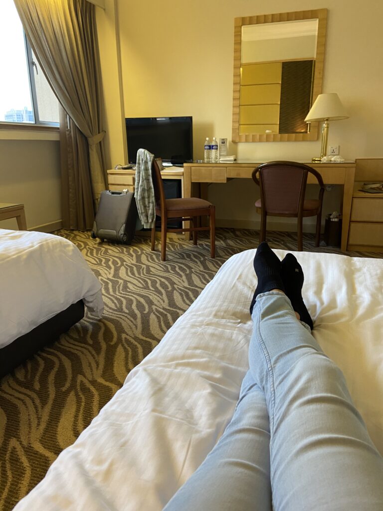 Hotellrum med 2 sängar och ett skrivbord