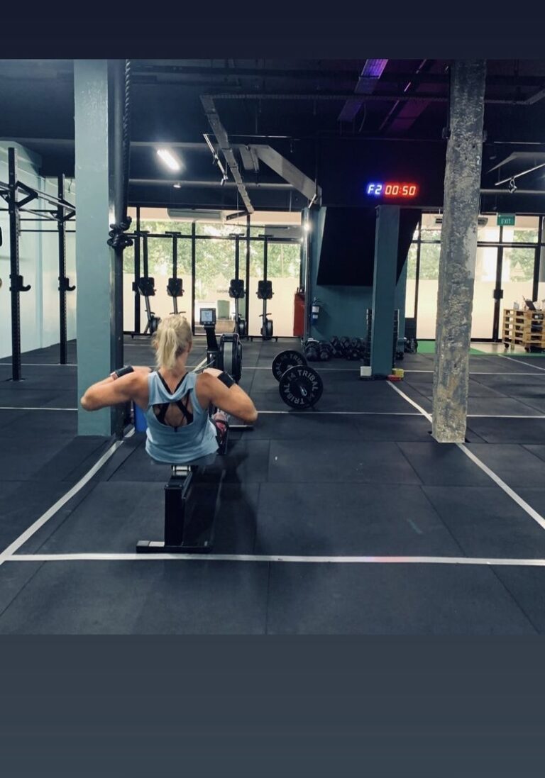 Ann-Sofie Berg på en roddmaskin i ett gym