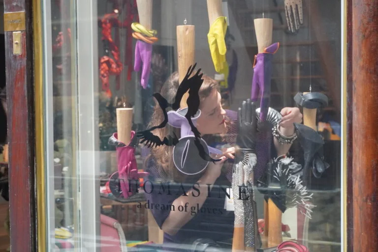 Thomasine Barnekows handskar i butikens skyltfönster