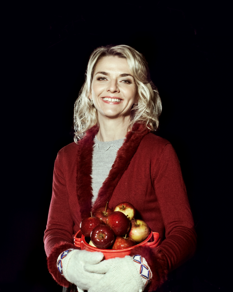 Monika Ahlberg med en skål med röda äpplen