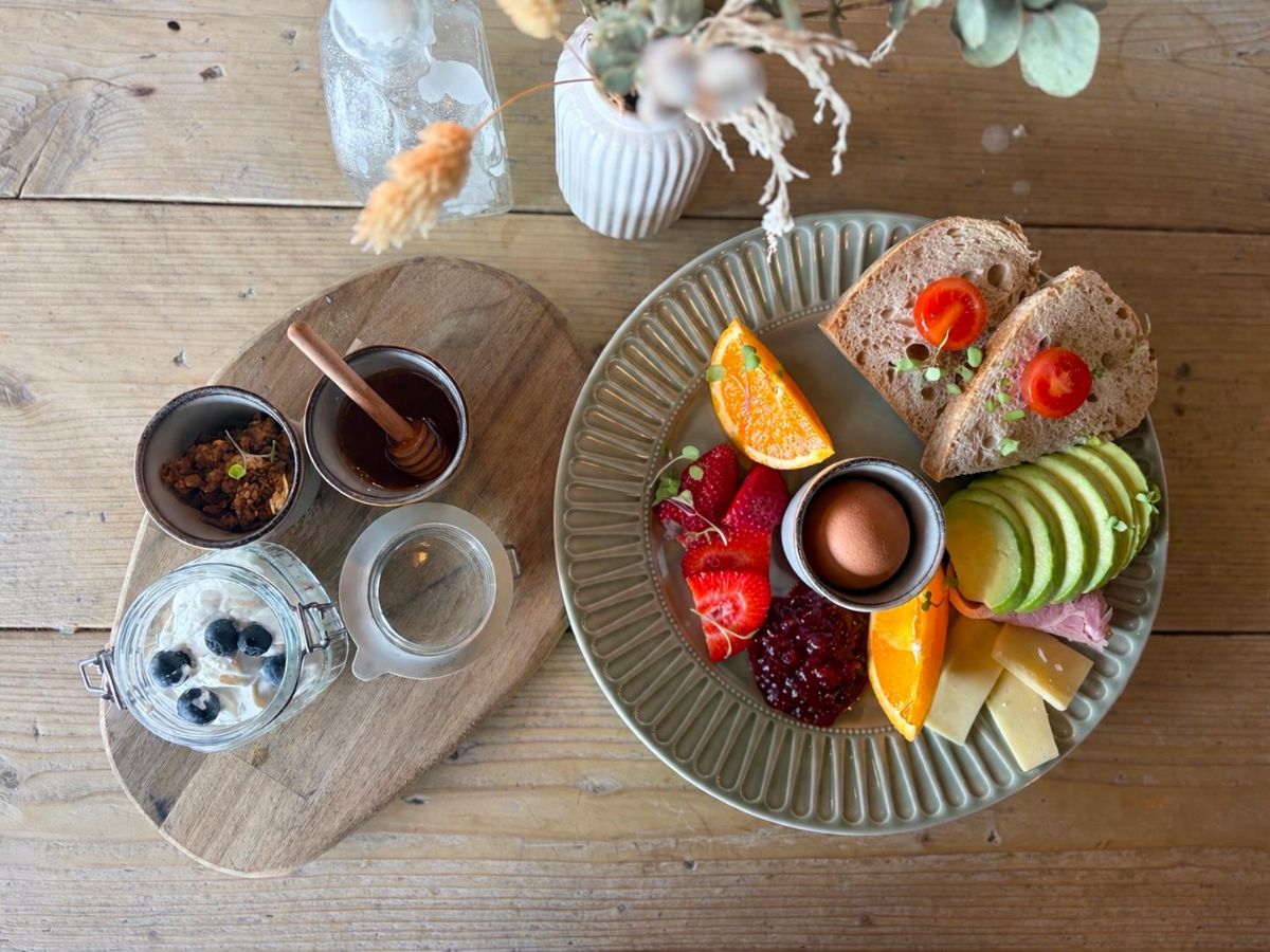 Inbjudan till Brunch med författarsamtal 6 maj